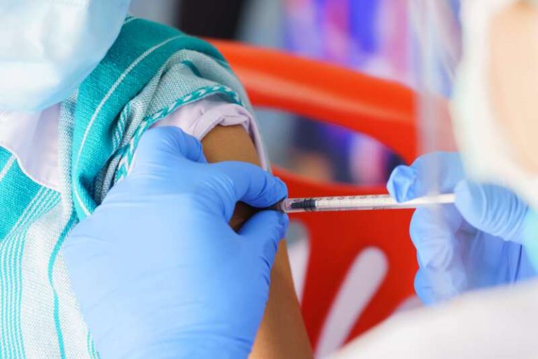 Un enfant qui se fait vacciner contre le rougeole.