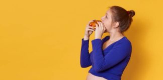 La maman expose son bébé à une riche diversité de goûts en optant pour des aliments sains et variés, comme des légumes, des fruits, l'aidant ainsi à s'adapter plus facilement aux saveurs de son environnement après la naissance.