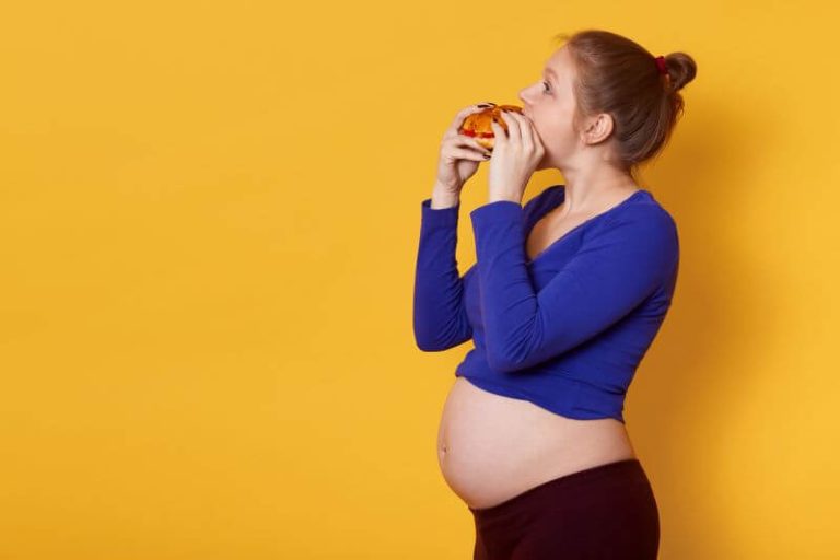 La maman expose son bébé à une riche diversité de goûts en optant pour des aliments sains et variés, comme des légumes, des fruits, l'aidant ainsi à s'adapter plus facilement aux saveurs de son environnement après la naissance.