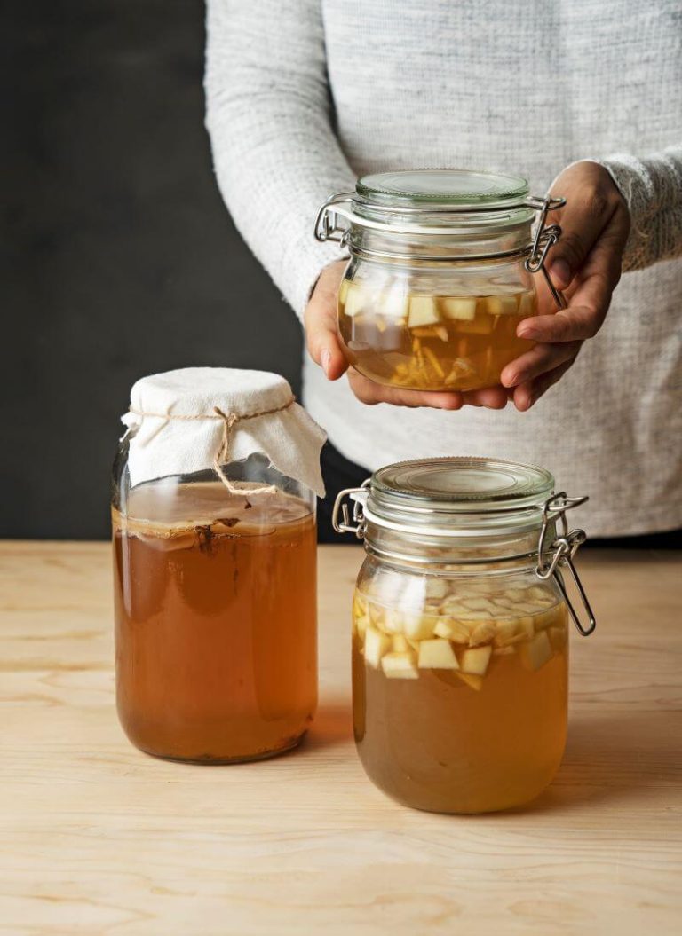 Femme fabriquant sa propre boisson fermentée pour être en bonne santé