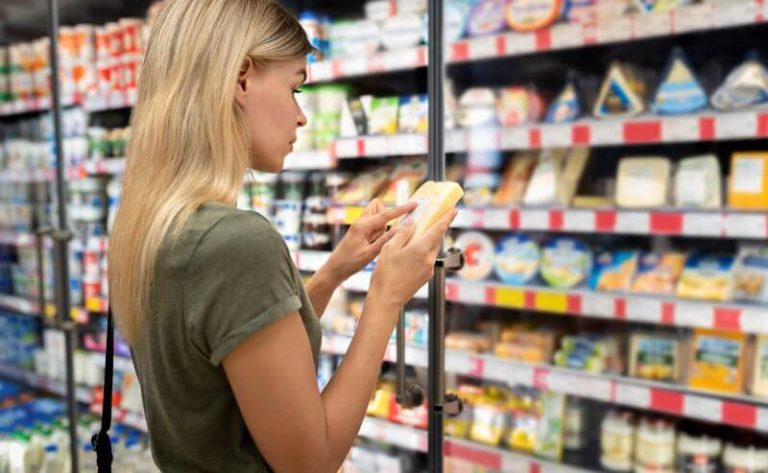 Une femme examine une étiquette alimentaire pour être en meilleure santé