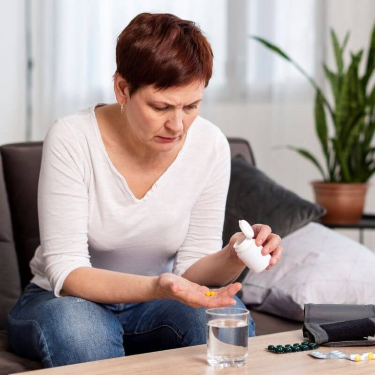 femme prenant des compléments alimentaires qui peuvent avoir de graves effets secondaires, voir mortel