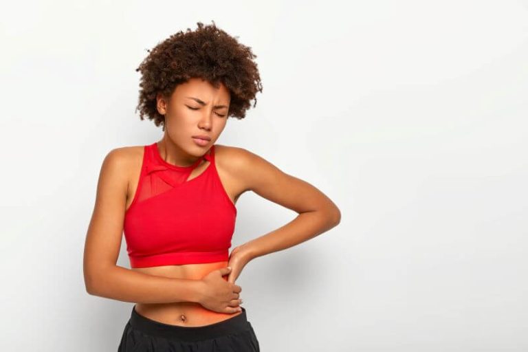Femme souffrant d'une maladie rénale devant faire attention à son alimentation.
