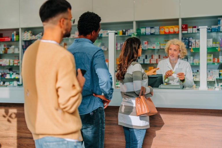 Une pharmacie bondée depuis la confirmation du retour de l'amoxicilline.