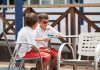 des enfants en train de manger un granité en été.