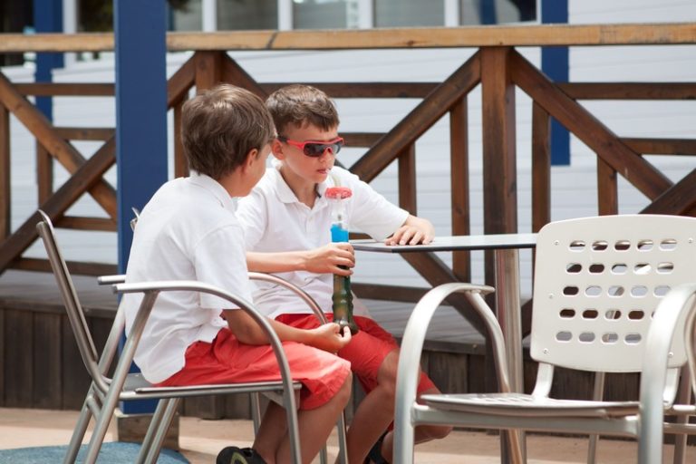 des enfants en train de manger un granité en été.