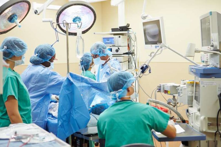 Une équipe de médecins en pleine greffe de foie de porc sur un homme.