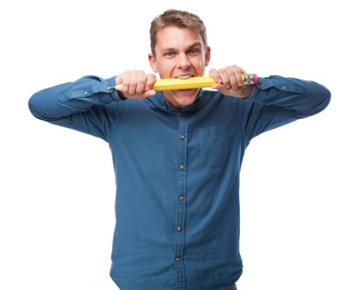 homme-souffrant-du-syndrome-pica-qui-mange-un-crayon-ma-sante Homme souffrant du syndrome de Pica, il a des compulsions alimentaires caractérisé par l’ingestion compulsive de substances non comestibles comme la terre, le métal ou la craie.