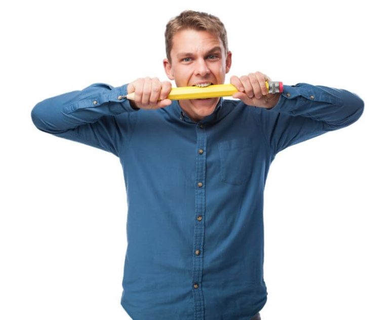 Homme souffrant du syndrome de Pica, il a des compulsions alimentaires caractérisé par l’ingestion compulsive de substances non comestibles comme la terre, le métal ou la craie.