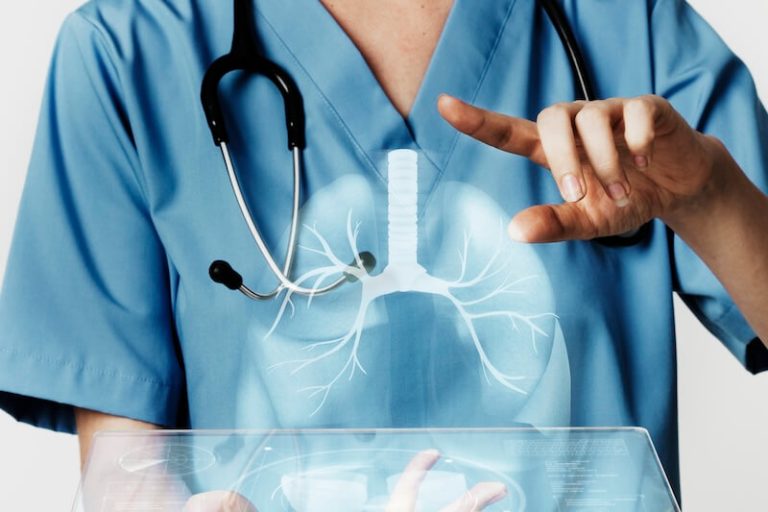 Un médecin néphrologue analysant une maladie rénale.