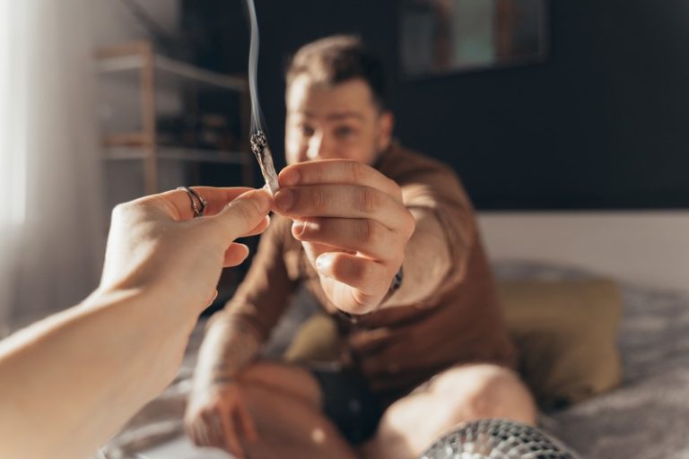 Un jeune couple qui partage un joint de cannabis et met leur santé cardiovasculaire en péril.