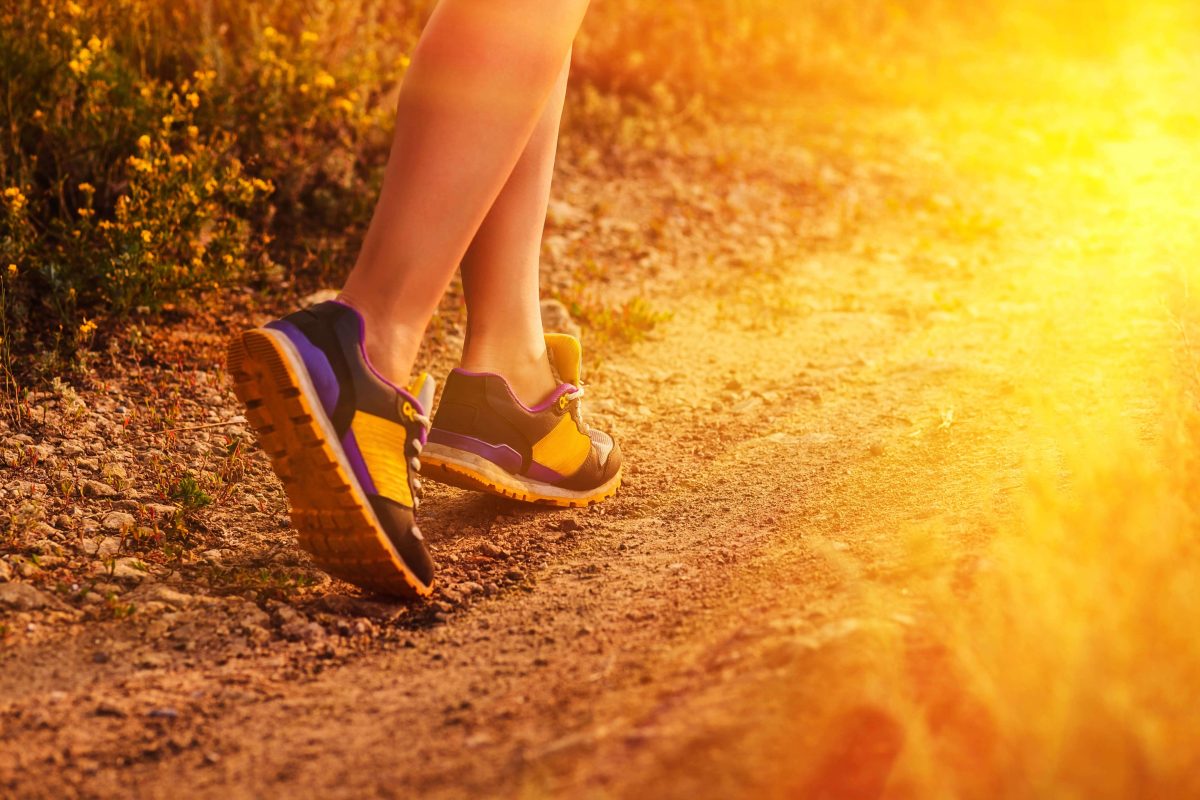 Une personne en train de marcher qui porte des baskets de bien adaptées.