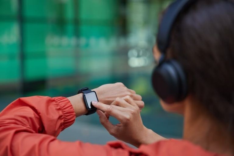 Un patient diabétique mesure sa glycémie grâce a sa montre connectée.