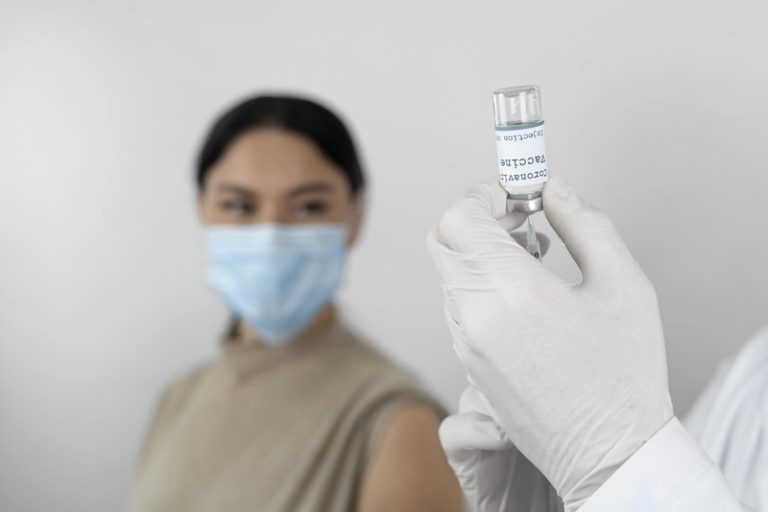 Une femme qui se fait vacciner pendant la nouvelle campagne de vaccination contre le Covid.