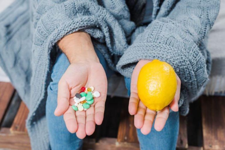 Personne devant bien choisir les aliments qu'elle consomme à cause de ses médicaments pour éviter les interactions ou les effets indésirables