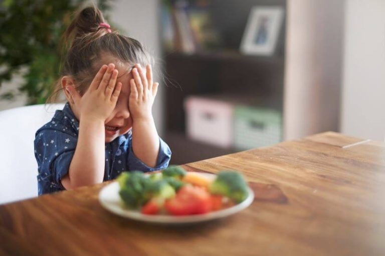 Une petite fille, rejette sa nourriture, elle souffre de troubles de l’oralité. Cela peut compliquer la diversification alimentaire et impacter l’équilibre nutritionnel.