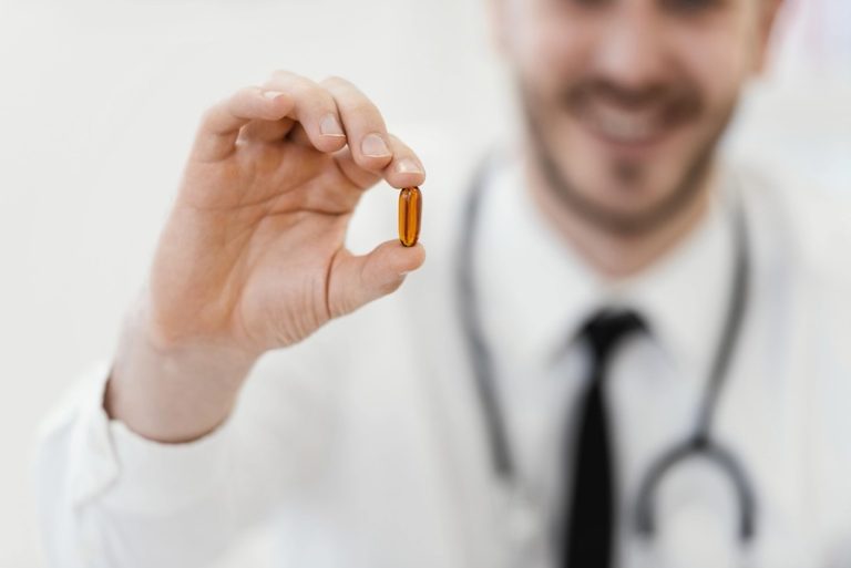 Un médecin qui montre un complément alimentaire et vante ses bienfaits.