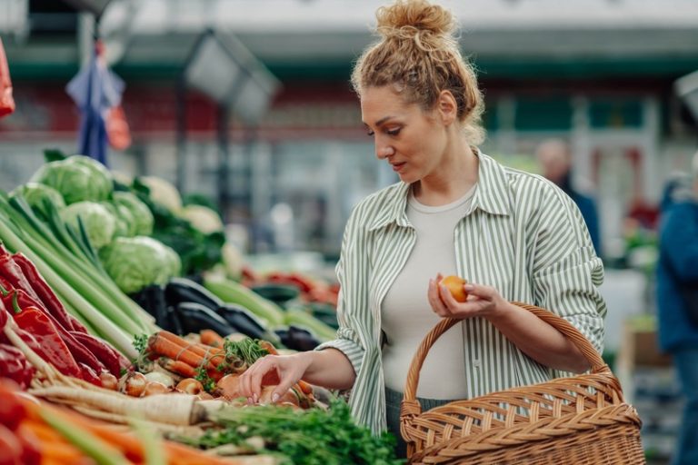 Une femme qui fait ses courses en suivant son régime végétarien.