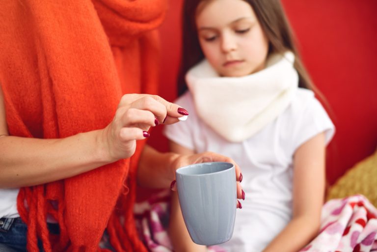 Une mère qui s'occupe de sa fille malade à cause de la tuberculose.
