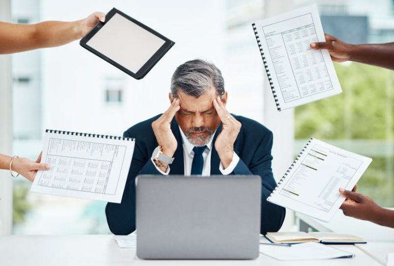 Un homme stressé, submergé par la pression du travail et les responsabilités d’un dirigeant d’entreprise. Ce visage marqué par l’anxiété rappelle l'importance de prendre soin de sa santé mentale et physique
