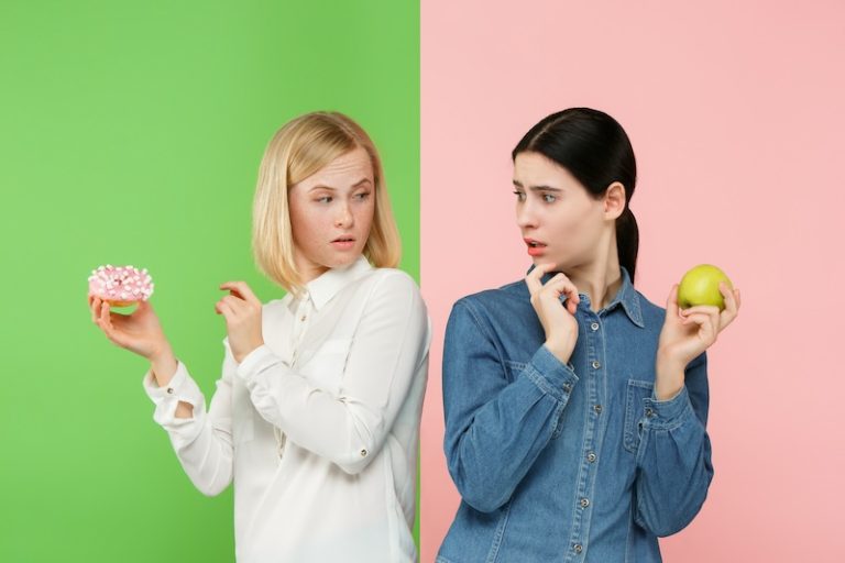 Deux femmes se font face. Illustration du dilemme alimentaire souvent influencé par les émotions et le stress.