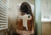 Cancer colorectal : et si votre transit vous envoyait un signal d’alerte ? Une femme aux toilettes qui souffre d'un cancer colorectal sans le savoir.