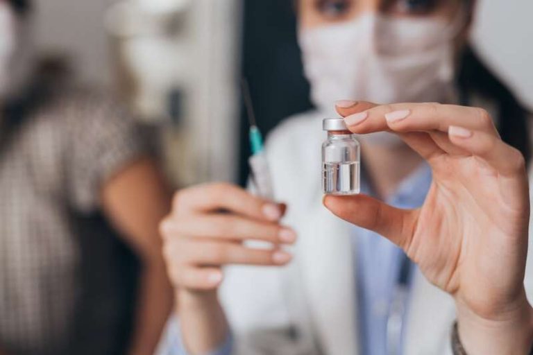 Une femme qui tient le vaccin test contre le norovirus.