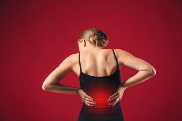 Une femme a mal au dos mais aucun traitement ne marche contre la douleur.