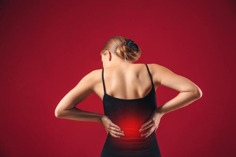 Une femme a mal au dos mais aucun traitement ne marche contre la douleur.
