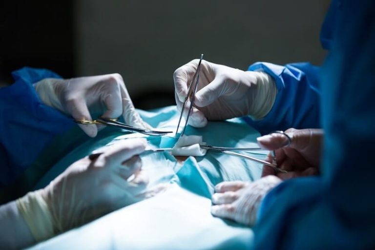 Une transplantation d'organes.