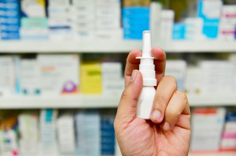 Une femme qui tient le spray nasal contre le Covid-19.