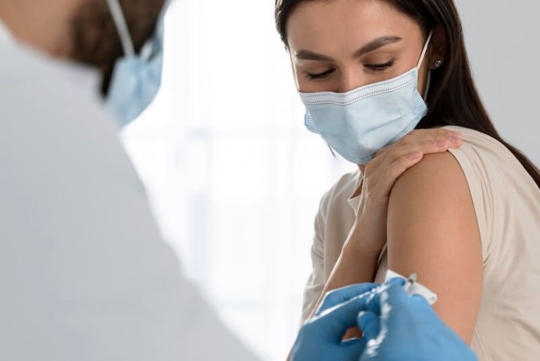 Une jeune fille se fait vacciner contre la méningite.