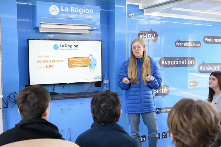 Le bus Prévention Santé fait route dans les lycéess pour promouvoir la vaccination contre les papillomavirus