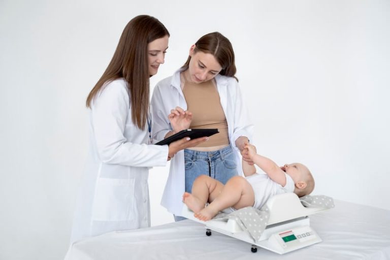 Une infirmière puéricultrice avec une maman et son bébé.