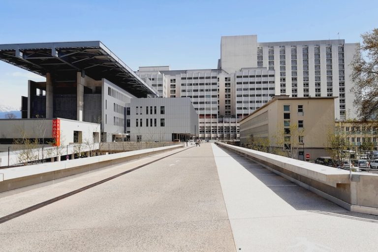 Le CHU de Grenoble, touché par une vague de malaises mystérieux depuis 2019.
