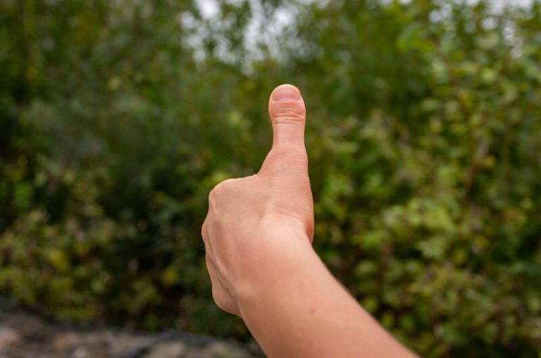Un pouce d'une personne atteinte de brachydactylie.