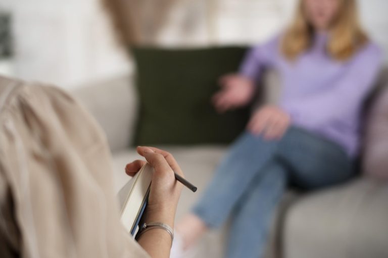 Une femme en thérapie comportementale et cognitive.