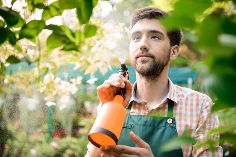 Un jeune homme utilise de l'herbicide contenant du glyphosate.