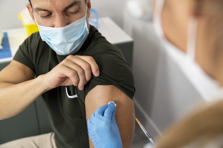 Un homme qui se fait vacciner dans les derniers pour se protéger du chikungunya.
