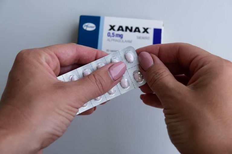 Une femme qui consomme du xanax, un médicaments de la famille des benzodiazépines.