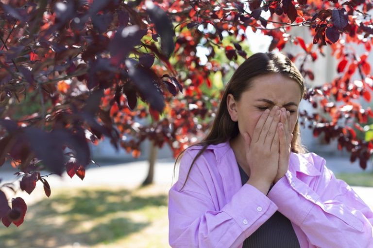 Une femme allergique au pollen qui subit le retour du printemps.
