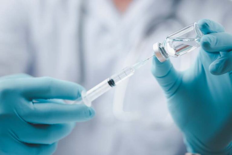 Un médecin qui utilise le vaccin HPV.