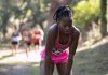 Chaleur et performances sportives : quels sont les risques ? Une femme qui fait du sport par temps de fortes chaleurs