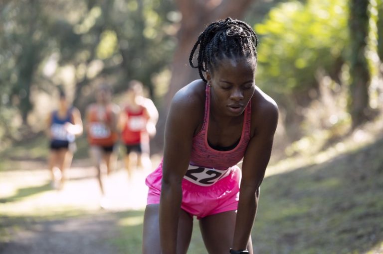 Une femme qui fait du sport par temps de fortes chaleurs
