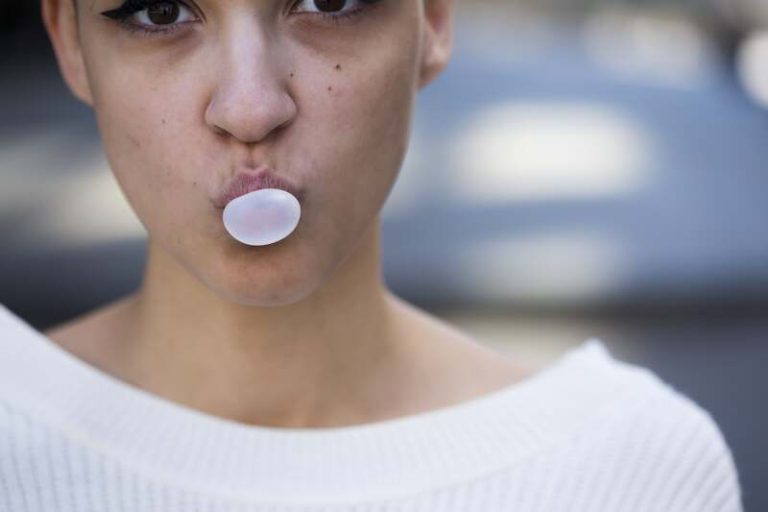 Une femme qui mâche un chewing-gum antiviral.