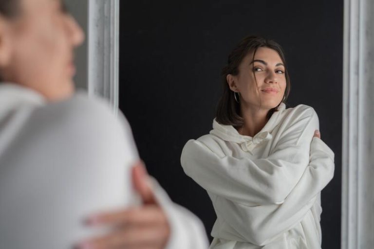 Une femme égocentrique qui se regarde dans le miroir.