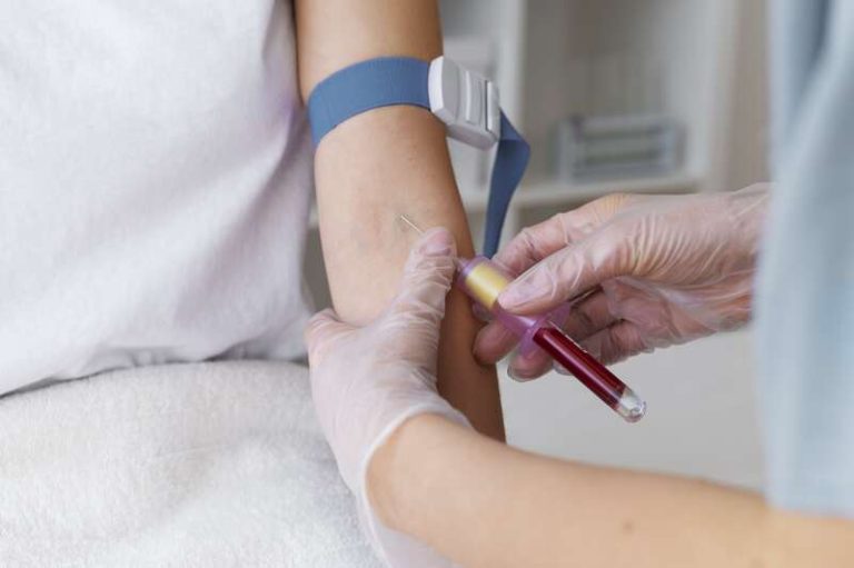 Une personne qui effectue le test sanguin pour détecter la maladie d'Alzheimer.