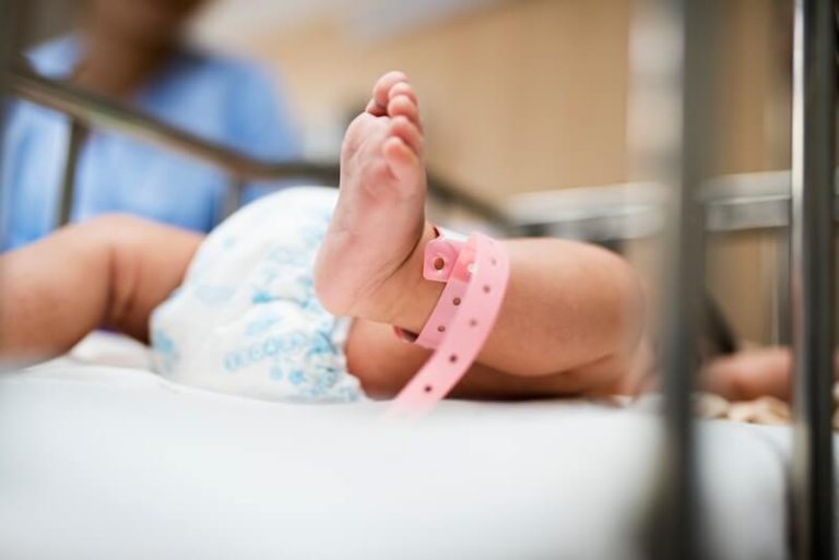 Un enfant né suite à une PMA.