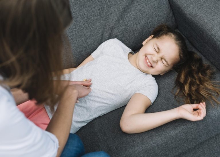 Une petite fille qui a une gastro et se fait soigner par sa maman.