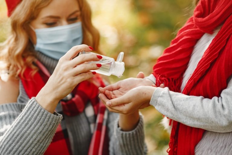 Une mère, inquiète de l'épidémie de rougeole, protège son enfant d'une potentielle infection.